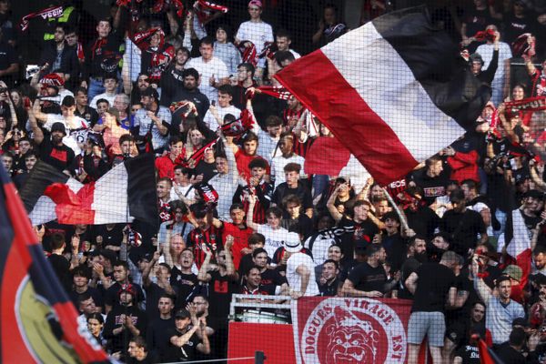 Les supporters des Aiglons dans l'une des tribunes de l'Allianz Riviera, lors du match entre Nice et Saint-Etienne, ce 11 mai 2022.