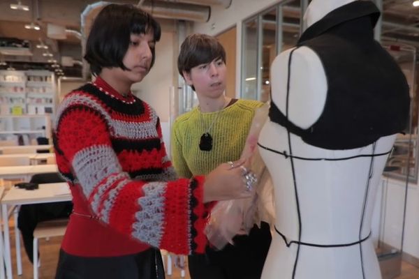 Cynthia et Oriane, la professeure de style, imaginent un nouveau projet sur un mannequin