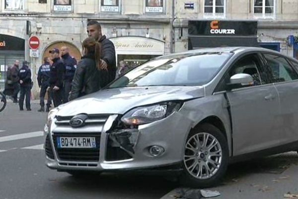 La voiture a percuté deux hommes avant de s'immobiliser contre le mur de la BNP.