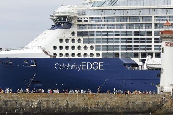 Le Celebrity Edge lors de son départ pour une série d'essais en mer le 26 juillet 2018