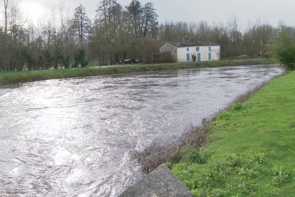 L'eau déborde dans le Marais Poitevin