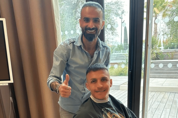 L'ancien joueur de l'OM Alexis Sanchez et Mahir Kasim, coiffeur marseillais le 25 mars 2024 à Aix-en-Provence.