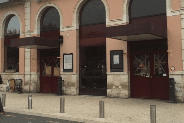 Les vitres de la gare de Montargis ont été brisées lors de l'affrontement des bandes rivales. 