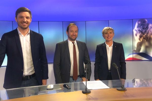 De gauche à droite : Thomas Huriez, candidat sans étiquette de Passionnément Romans, Paul Satis journaliste, et Marie-Hélène Thoraval, maire sortante de Romans-sur-Isère dans la Drôme. Débat d'avant second tour du 19 juin 2020 sur le plateau de France 3 Rhône-Alpes à Lyon