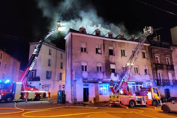 L'incendie s'est déclaré aux alentours de 00:20 et il a été éteint à 5h30 du matin, ce mercredi 29 mars 2023.