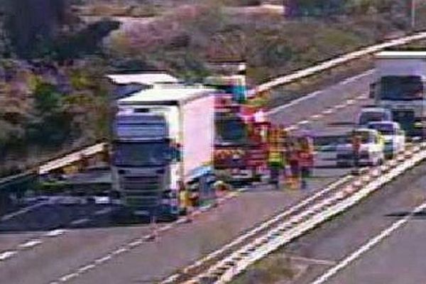 A.54 entre Arles et Nîmes - une collision entre 2 camions fait un mort - 28 octobre 2016.