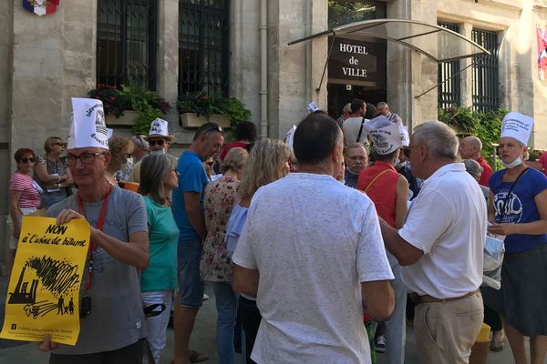 Manifestation devant la mairie de Lézignan le 18 juillet 2018.