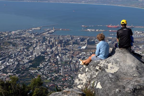 Arnaud Lauqué et Gilles Dumont au sommet de la célèbre Table Mountain qui surplombe la ville du Cap en Afrique du Sud.