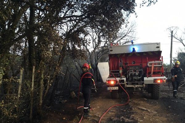 Les pompiers du SDIS 34 à la lutte avec un incendie parti de Galargues, dans l'Est de l'Hérault et qui a ravagé plsu de200 hectares de chaumes