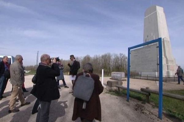 Des visiteurs devant le mémorial de la trouée de Charmes