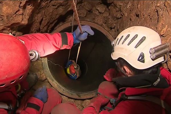 32 stagiaires du monde entier viennent apprendre les techniques de spéléo secours françaises qui font référence. 