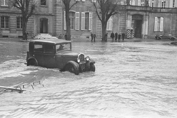 Inondations place de la Préfecture (1947) - Paul de Busson
