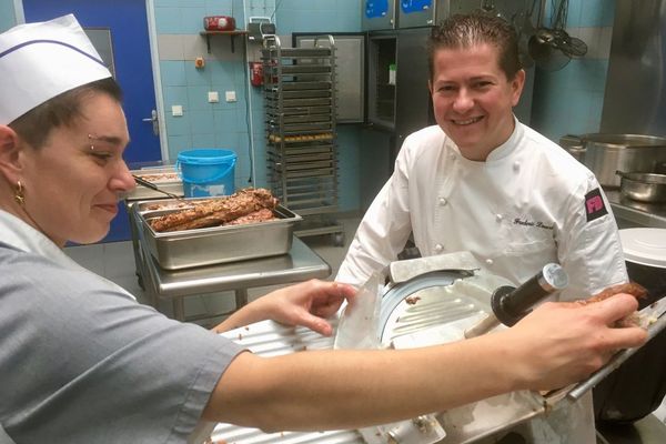 Dans le cadre de la Semaine du goût, le chef Frédéric Doucet a préparé un menu étoilé pour les élèves du collège Guillaume des Autels, à Charolles, en Saône-et-Loire.

