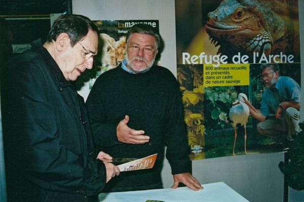 Robert Hossein, parrain du Noël des Animaux organisé à Levallois-Perret, au stand du Refuge de l’Arche, le 18 décembre 2004