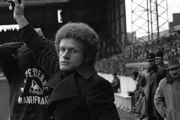 Robert Herbin, entraîneur, demande un changement lors d'un match à Geoffroy Guichard. 