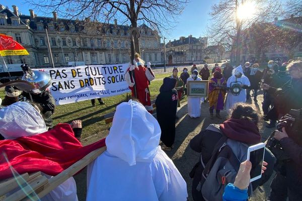 Une centaine de manifestants se sont réunis à Grenoble pour demander la réouverture des lieux culturels.