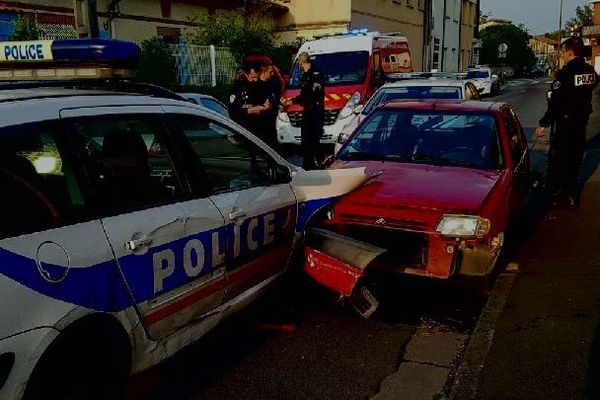 La voiture de police a été volontairement percutée