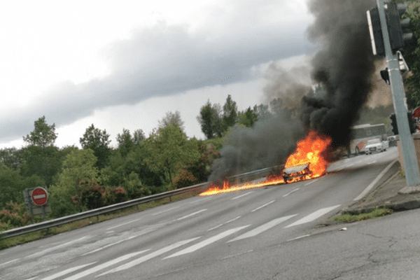 Des poubelles en feu sur le périphérique toulousain pour la 9e journée de mobilisation contre la réforme des retraites.