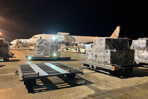 Chargement en cours dans l'Airbus A321 au départ de Vatry.