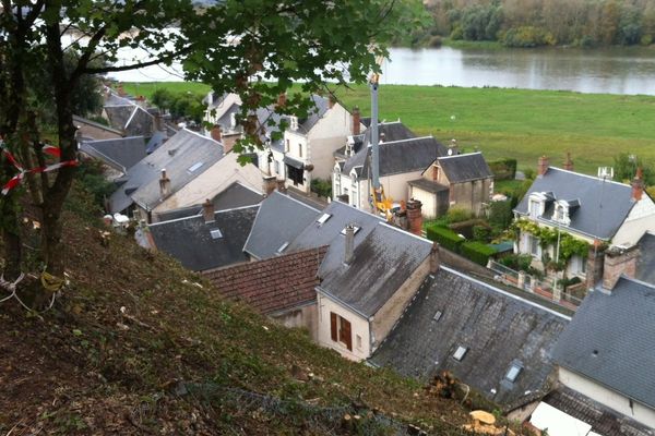 Le coteau, au pied du château à Chaumont-sur-Loire, surplombe les habitations.  