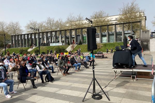 A Brest, ce midi, les occupants du Quartz sur la place de la Liberté 