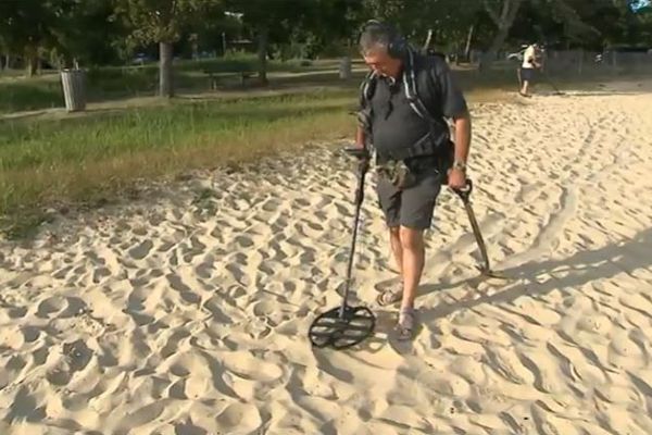 Marc, au premier plan, et Réné, au fond de l'image, partagent la même passion pour la recherche d'objets, un loisir en plein air au service des autres.