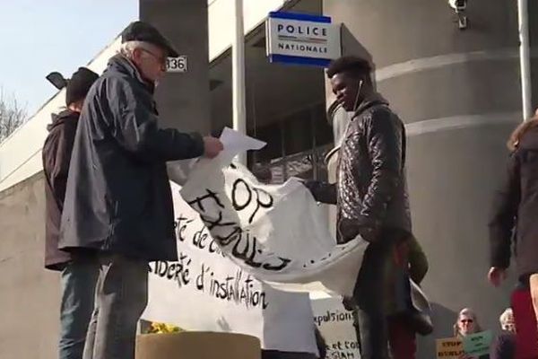 Des collectifs d'aides aux migrants manifestent dans la Manche à Saint-Lô