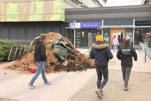 Une soixantaine d'agriculteurs a pénétré dans les locaux de la SA de Guéret ce mercredi après-midi pour demander une aide financière immédiate.