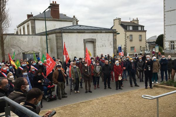 A côté de la gare de Roscoff, samedi 22 janvier, une centaine de personnes a manifesté pour remettre en service la ligne Roscoff-Morlaix