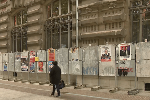 Devant la mairie de Roubaix, les affiches de campagne pour les législatives