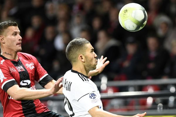 Le milieu de terrain guingampais Franck Tabanou (à gauche) opposé au défenseur amiénois Oualid El-Hajjam lors du match comptant pour la 11ème journée de Ligue 1 au stade du Roudourou - 28/10/2017