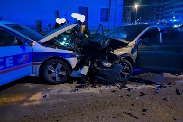 Deux individus, à bord d'un véhicule volé, ont percuté frontalement une voiture de police.