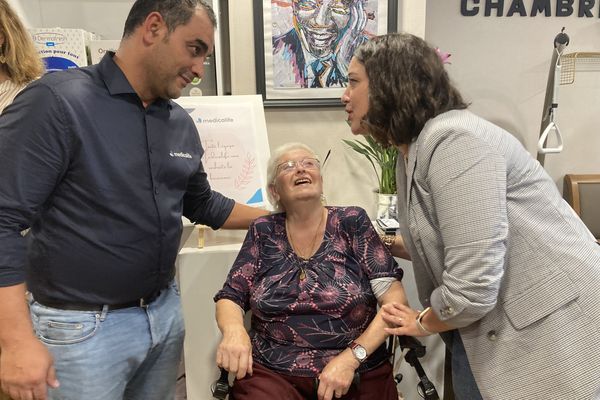 Dans leur magasin de matériel médicalisé, Ferdaws et Mounir Choukchou retrouvent leurs fidéles clients après plus de deux mois de fermeture.