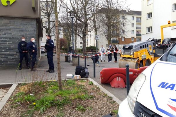 Les policiers sur les lieux des coups de feu près du Carrefour city, rue Ferdinand de Lesseps