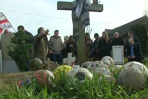 Des ballons de foot sont régulièrement déposés au pied de cette croix, à Ploegsteert (Belgique), pour commémorer les fraternisations de Noël 1914