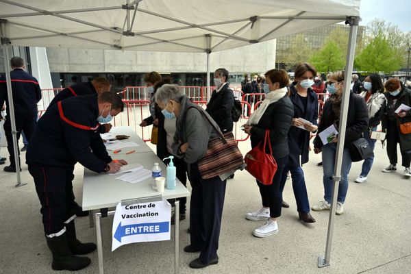 Deux millions de personnes sont maintenant vaccinées en "schéma complet" dans la région.