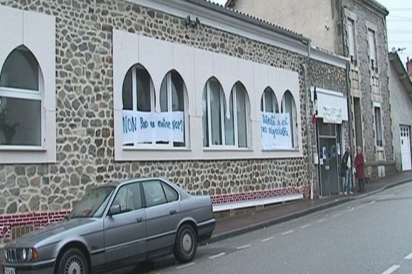 La signification des banderoles installées sur la mosquée de Limoges est sans équivoque. "Non pas en notre nom". "La liberté n'est pas négociable". 