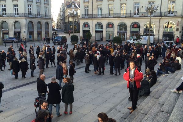 Place Graslin à Nantes, le rassemblement en hommage à Mireille Knoll a réuni une centaine de personnes au départ du cortège, ce mercredi 28 mars vers 18h30.