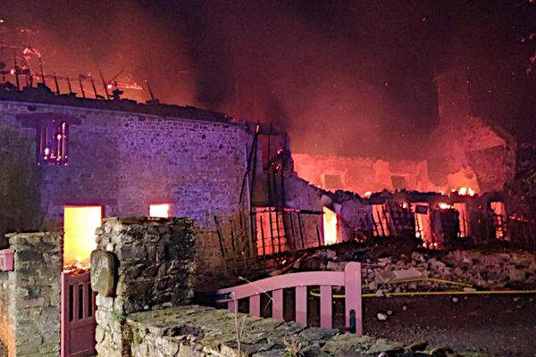 Un incendie s'est déclaré dans cette longère située à Saussey, près de Coutances, dans la nuit de samedi à dimanche