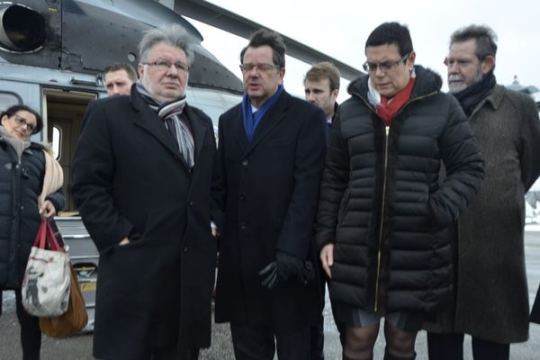 Alain Vidalies ministre des transports est arrivé en hélicoptère. A ses côtés Christine Bouquin, Raphaël Bartholt, Préfet du Doubs, et le recteur d'académie Jean-François Chanet