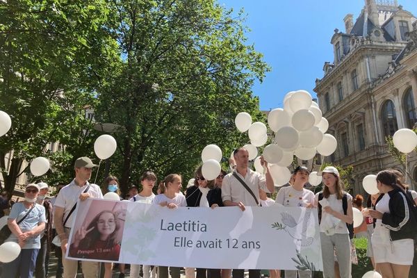 Les proches de Laetita se sont rassemblés devant le collège Ampère de Lyon, avant de se mettre en mouvement pour une marche blanche d'une heure.