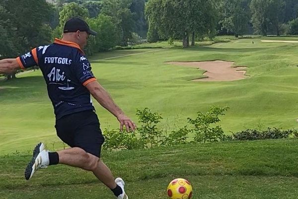 Le président de l'Albi Footgolf Club Alexis Lamiel au terrain de golf du château de Lasbordes à Albi (Tarn)