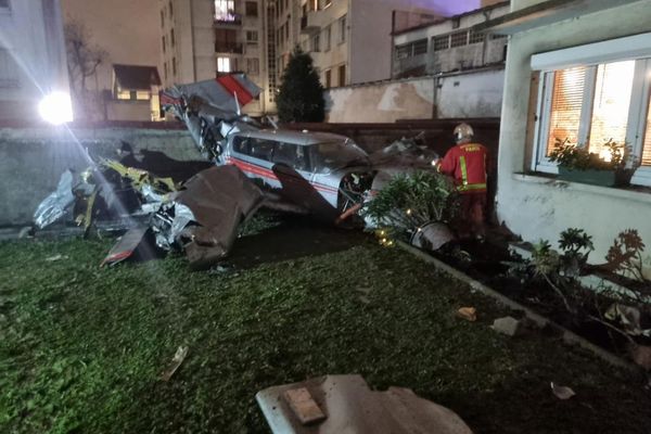 Un avion de tourisme s'est écrasé à Villejuif dans le Val-de-Marne. Un homme est en urgence absolue. Deux autres personnes ont été blessées.