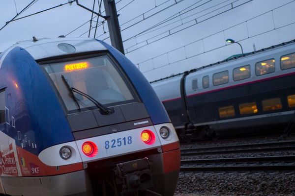 Train express régional entre Poitiers et Chasseneuil-du-Poitou (Vienne). 