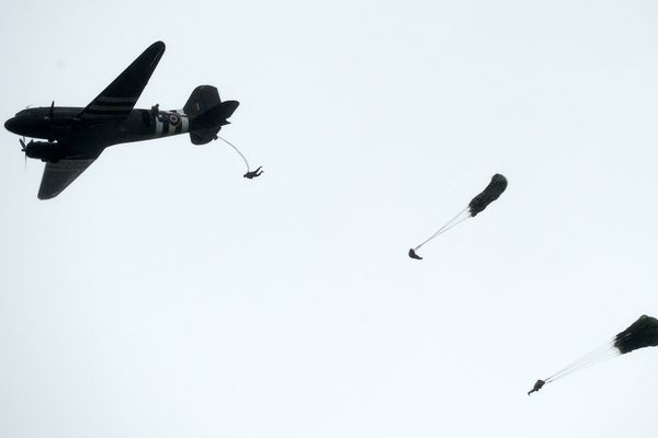 Parachutage au-dessus de Sainte-Mère-Eglise pour le 78 anniversaire du Débarquement