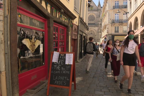 Dans les rues piétonnes de Rennes (35), les bars et restaurants vont pouvoir installer leurs terrasses sur la voie publique, cet été. A condition de ne pas bloquer l'accès aux services d'urgence et aux éboueurs.