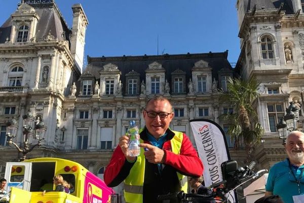 Philippe Meynard a fait une étape ce samedi sur le parvis de l'Hôtel de Ville de Paris