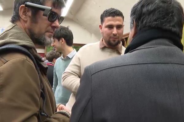 Un homme porte des lunettes qui capturent et traduisent physiquement le paysage devant lui