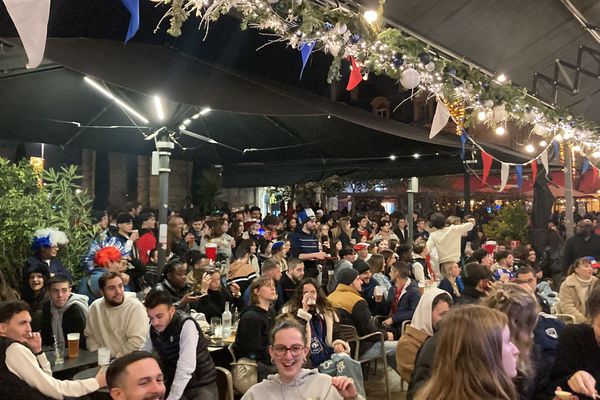 Les supporteurs français étaient réunis mercredi 14 décembre 2022 place de la Victoire à Bordeaux pour la demi-finale de la Coupe du Monde 2022 France-Maroc.