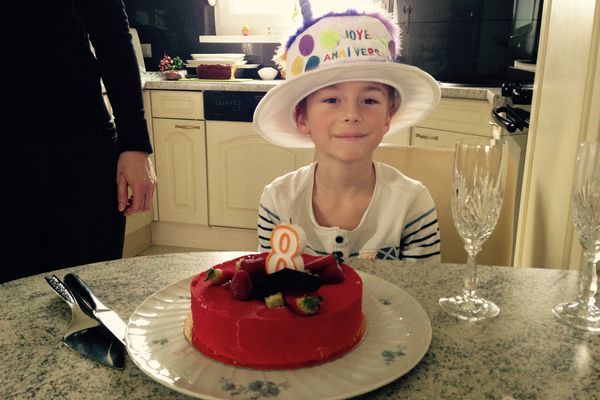 Julian, 8 ans aujourd'hui. Né un 29 février, c'est la deuxième fois seulement qu'il a l'occasion de fêter son anniversaire. 